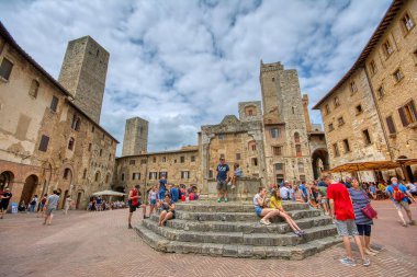 San Gimignano, İtalya - 3 Temmuz 2018 San Gimignano, Tuscany, İtalya 'da tarihi bir günde ünlü Piazza della Cisterna' nın panoramik manzarası
