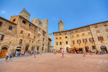 San Gimignano, İtalya - 3 Temmuz 2018 San Gimignano, Tuscany, İtalya 'da tarihi bir günde ünlü Piazza della Cisterna' nın panoramik manzarası