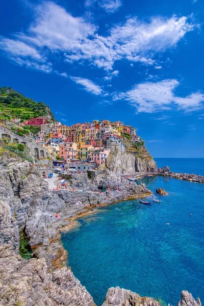 Manarola Cinque Terre Julio 2018 Manarola Una Hermosa Pequeña Ciudad Fotos De Stock