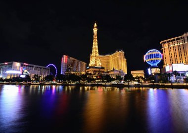 Las Vegas, Nevada - 25 Temmuz 2017: Paris Resort Casino ve Las Vegas otel Eyfel Kulesi ve Paris balon görünümünü üzerinde 25 Temmuz 2017.