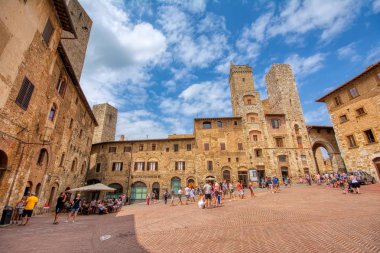 San Gimignano, İtalya - 3 Temmuz 2018 San Gimignano, Tuscany, İtalya 'da tarihi bir günde ünlü Piazza della Cisterna' nın panoramik manzarası