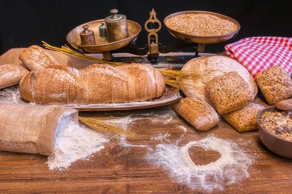 Ekmek Bir Rustik Ahşap Tablo Ekmek Pasta Bakkal Gıda Mağaza — Stok fotoğraf