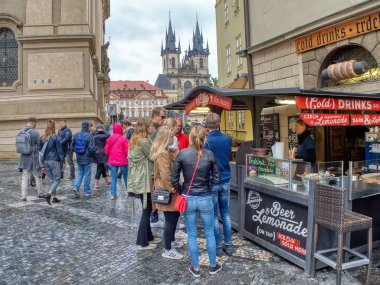 Prag, Çek Cumhuriyeti - 23 Eylül 2018: Prague Old Town kare Prag, Çek Cumhuriyeti, Avrupa konusunda pazar. Tyn kilise ve geleneksel Pazar görüntüleme. 