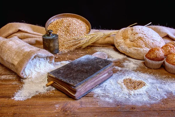 Ψωμί Και Αλεύρι Ένα Ρουστίκ Ξύλινο Τραπέζι Αρτοποιείο Και Παντοπωλείο — Φωτογραφία Αρχείου