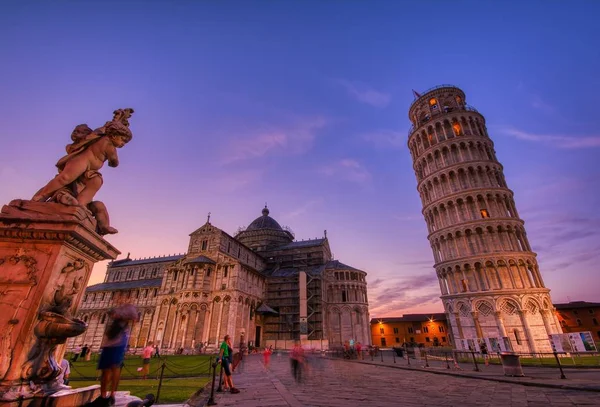 Piazza dei miracoli, com a Basílica e a Torre Inclinada, Pisa — Fotografia de Stock