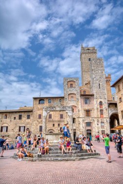 San Gimignano 'daki ünlü Piazza della Cisterna' nın panoramik manzarası güneşli bir günde, İtalya 'nın Toskana kentinde.