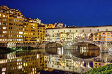  Ponte Vecchio Floransa, İtalya, bir yaz gecesi. 