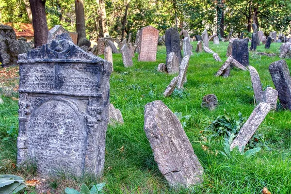 Pedras tumulares no Antigo Cemitério Judaico no Bairro Judaico em Praga . — Fotografia de Stock