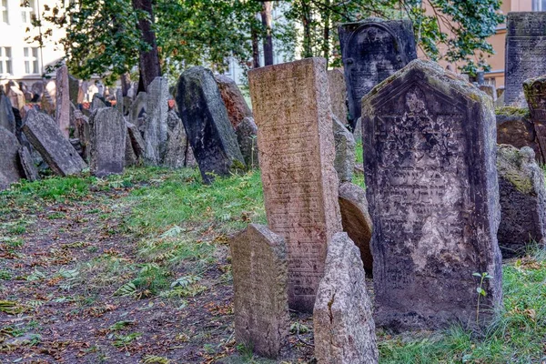 Tumbas en el antiguo cementerio judío en el barrio judío de Praga . —  Fotos de Stock