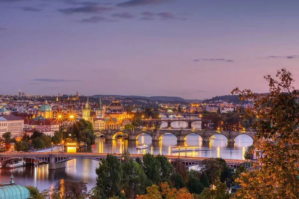 Puente de Carlos, Karluv most, Praga en invierno al amanecer, República Checa . — Foto de Stock