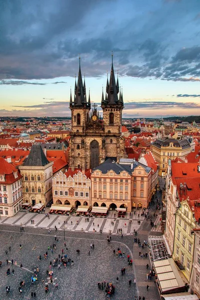 Praga Plaza de la Ciudad Vieja e Iglesia de la Madre de Dios ante Tyn en Praga, República Checa . — Foto de Stock