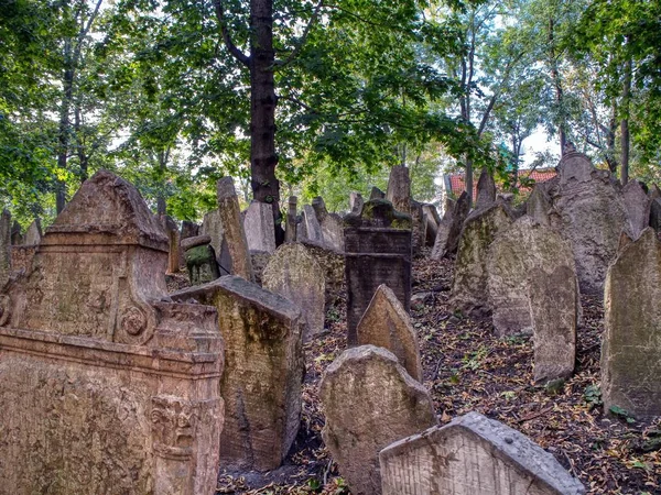 Pietre tombali sul vecchio cimitero ebraico nel quartiere ebraico di Praga . — Foto Stock