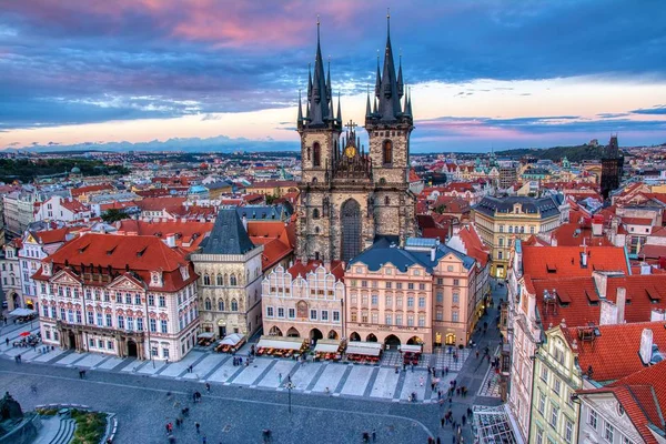 Praga Plaza de la Ciudad Vieja e Iglesia de la Madre de Dios ante Tyn en Praga, República Checa . — Foto de Stock