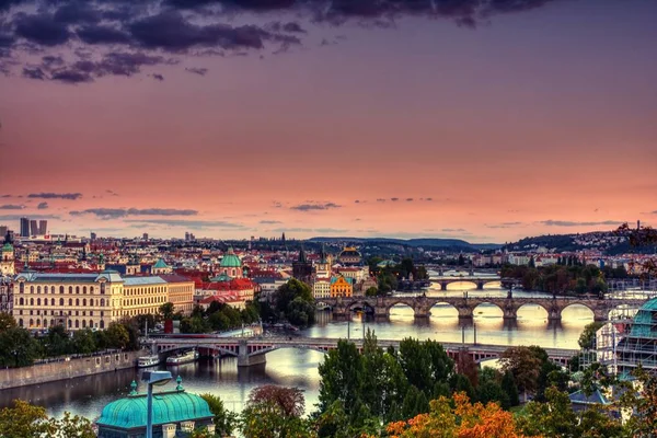 Charles Köprüsü ve Karluv en, kış gündoğumu, Çek Cumhuriyeti, Prag. — Stok fotoğraf