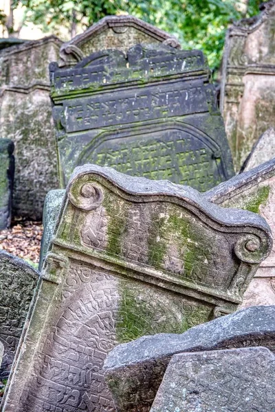 Tumbas en el antiguo cementerio judío en el barrio judío de Praga . —  Fotos de Stock