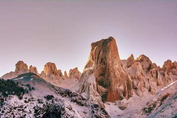 Naranjo de Bulnes bij dageraad in Picos de Europa. — Stockfoto