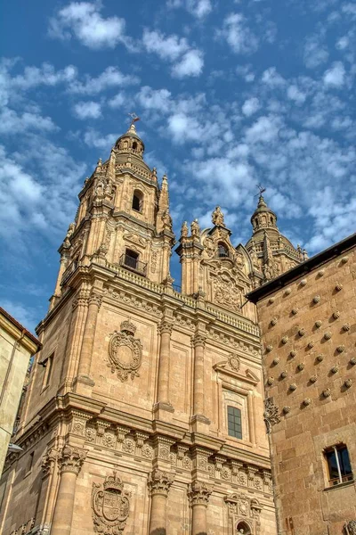 Berühmte casa de las conchas mit der Kirche la clerecia in salamanca, spanien — Stockfoto