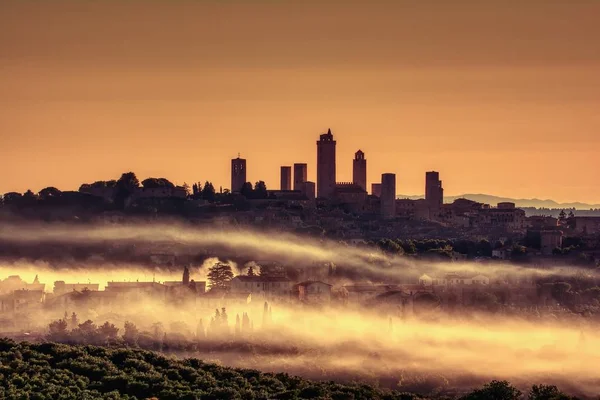 Hermosa puesta de sol con niebla en San Gimignano, Italia . —  Fotos de Stock