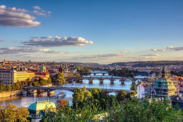 Charles bridge, Karluv legtöbb, Prágai Tavaszi napkeltekor, Cseh Köztársaság. — Stock Fotó