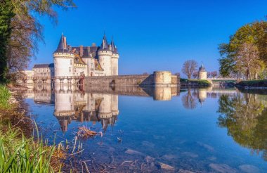 Ünlü ortaçağ kalesi Sully sur Loire, Loire vadisi, Fransa.