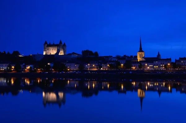 Panorama de Saumur por la noche con el castillo medieval y la iglesia de Saint-Pierre, Francia . — Foto de Stock