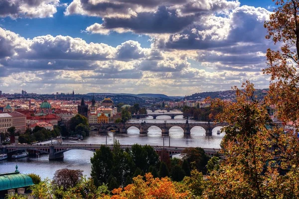 Puente de Carlos, Karluv most, Praga en invierno al amanecer, República Checa . — Foto de Stock