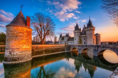 Ünlü ortaçağ kalesi Sully sur Loire, Loire vadisi, Fransa.