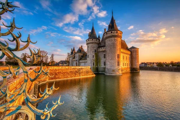 Famoso castelo medieval Sully sur Loire, vale do Loire, França . — Fotografia de Stock