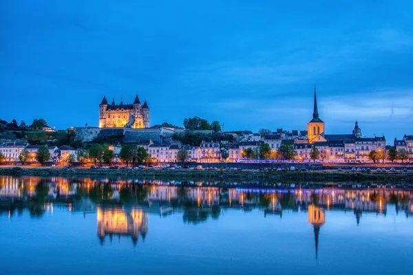 Panorama von saumur bei nacht mit der mittelalterlichen burg und der kirche saint-pierre, franz. — Stockfoto