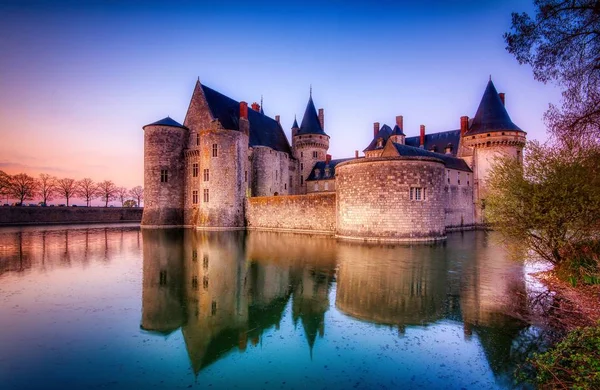 Ünlü ortaçağ kalesi Sully sur Loire, Loire vadisi, Fransa.