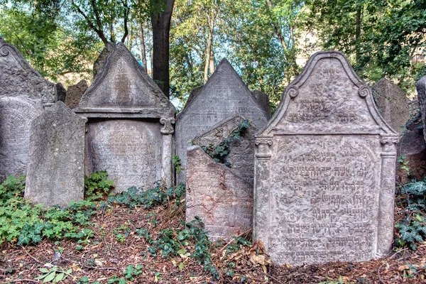 Pedras tumulares no Antigo Cemitério Judaico no Bairro Judaico em Praga . — Fotografia de Stock