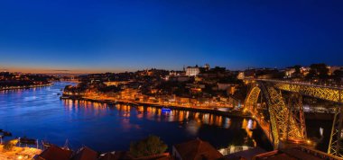 Mavi saatte Porto şehrinin gece görünümü.