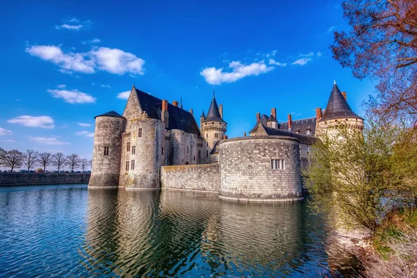 Híres középkori vár Sully sur Loire, Loire-völgy, Franciaország. — Stock Fotó