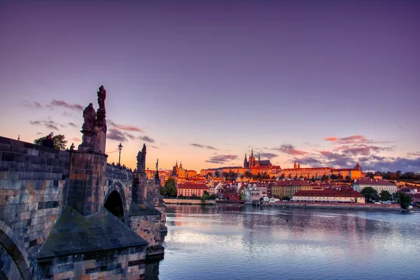 Malowniczy widok na Wełtawę i historyczne centrum Pragi. — Zdjęcie stockowe