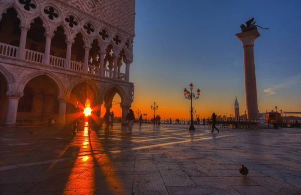 Doge Palace en Piazza San Marco bij zonsopgang in Venetië, Italië. — Stockfoto