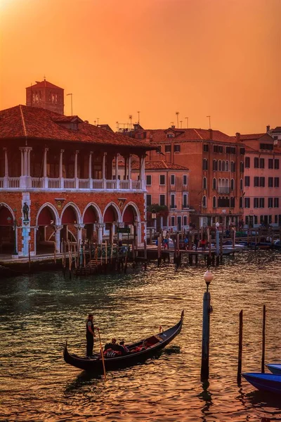 Traditionelle Gondel bei Sonnenuntergang in Venedig, Italien. — Stockfoto