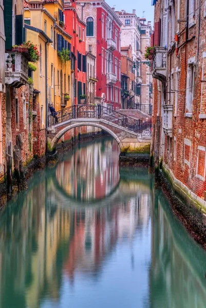 Einsamer Kanal in Venedig bei Sonnenaufgang. — Stockfoto