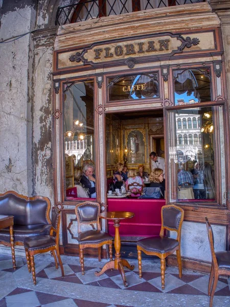 Legendární kavárna Florian na náměstí Piazza di San Marco. — Stock fotografie