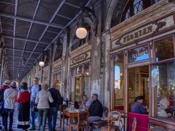 Legendární kavárna Florian na náměstí Piazza di San Marco. — Stock fotografie