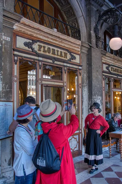 Legendární kavárna Florian na náměstí Piazza di San Marco. — Stock fotografie