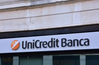 Venedik 'in merkezindeki bir mağaza vitrininde Unicredit Bank' ın logosu.
