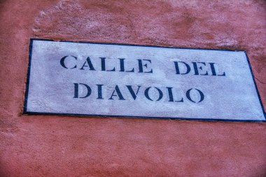 İtalya Venedik 'te Calle del Diavolo yazılı yol tabelası.