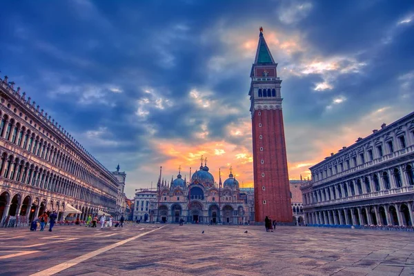 Sint-Marcoplein met campanile en basiliek in Venetië. — Stockfoto