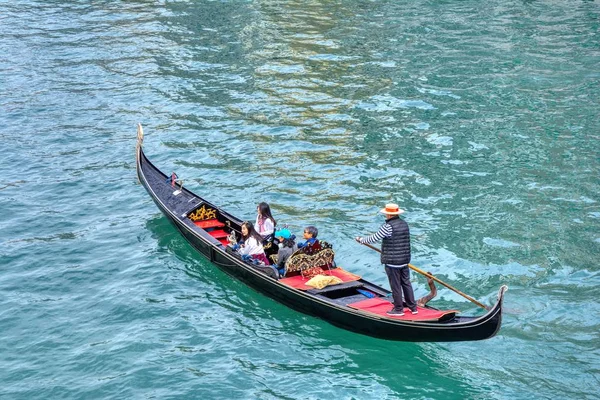 Tourists travel on gondola at Grand canal in Venice, Italy. — Stock Photo, Image