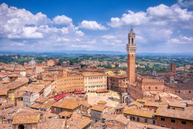 İtalya, Avrupa 'nın Toskana bölgesindeki Siena kasabasında Mangia kulesi olan Piazza del Campo..