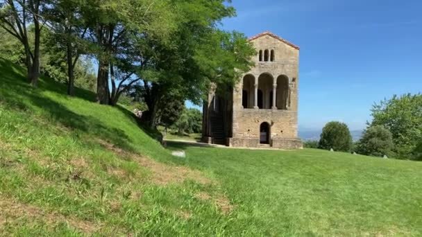 サンタ マリア ナランコ 晴れた日には ナランコ山にあるロマンチックな古い教会 スペインアストゥリアス州オビエド — ストック動画