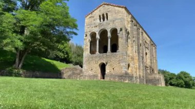Santa Maria del Naranco 'da. Naranco Dağı 'nda, güneşli bir günde, romantizm öncesi eski bir kilise. Oviedo, Asturias, İspanya