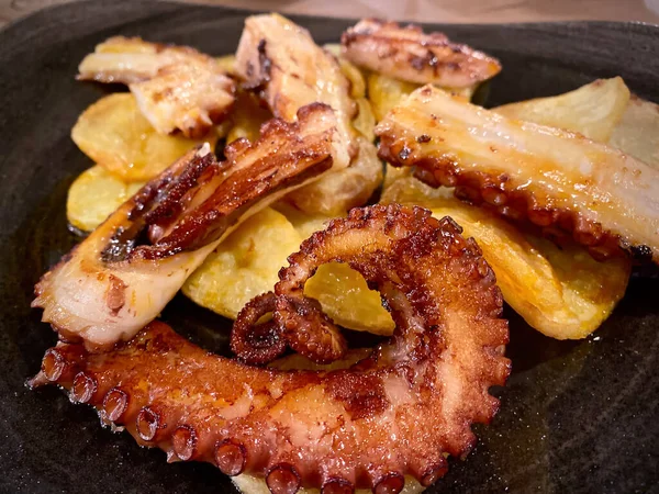 Macro Close Octopus Aperitivo Com Batatas Pequenas — Fotografia de Stock