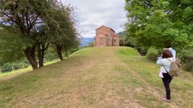 İlkbaharda Lena Kilisesi Aziz Christine 'in dış görünüşü. Santa Cristina de Lena, İspanya 'nın Asturias kentinde bulunan Roma öncesi Katolik kilisesidir..