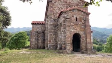 İlkbaharda Lena Kilisesi Aziz Christine 'in dış görünüşü. Santa Cristina de Lena, İspanya 'nın Asturias kentinde bulunan Roma öncesi Katolik kilisesidir..